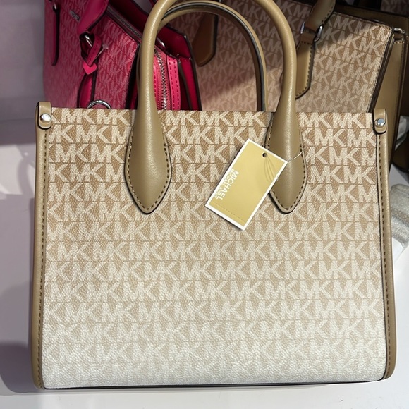 Michael Kors Mirella Small Ombré Signature Logo Crossbody Bag
Husk
NWT - Picture 16 of 16